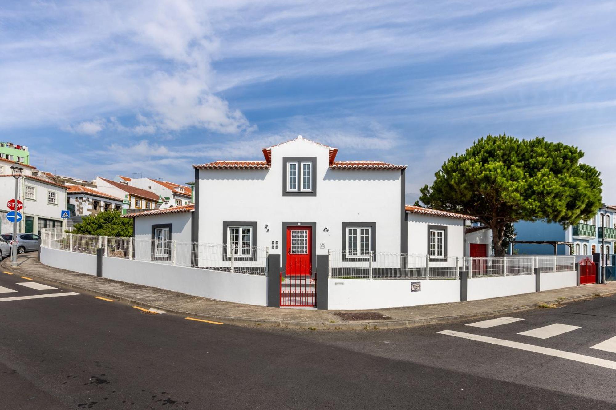 Angra Charming Suites By Seewest Angra do Heroísmo Екстериор снимка